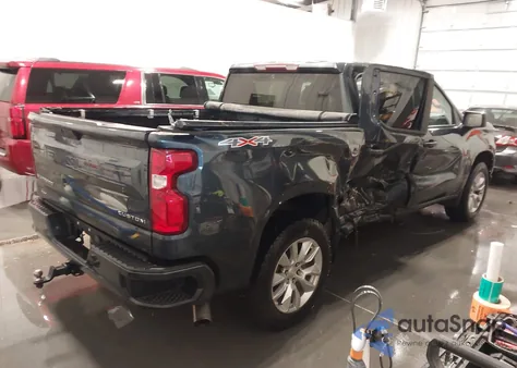 2020 Chevrolet Silverado 1500 4Wd Short Bed Custom z USA, uszkodzony, nr VIN 1GCPYBEHXLZ140848